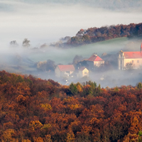 Kouzelné ráno nad vesnicí