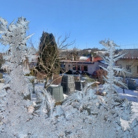 Mrzne až praščí . . .