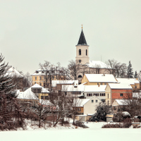 Střechy pod sněhem 