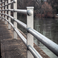 Stříbrná linie u řeky