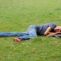 Lehnout si na trávu a ruce pod hlavu....