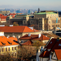V pozadí Rudolfinum