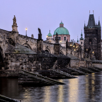 Svítání u Karlova mostu