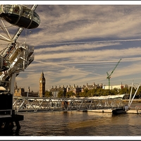 Jen takový cvak z nudy... Viselo mi cosi na krku a na tom byl takový čudlík. A tak jsem ho zkusil zmáčknout....