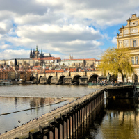 Pohled na Novotného lávku a Karlův most 