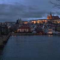 ...noční Praha bez stativu...(2)