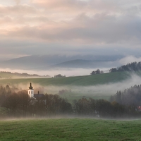 Kostelíček v mlze