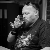 George-milovník vína
